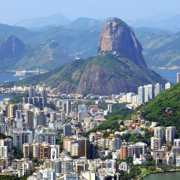 Rio de Janeiro, das Meer und der Zuckerhut-Berg aus der Vogelflugperspektive