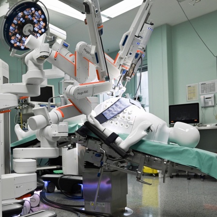 Der OP-Roboter Hugo wird in einem Operationssaal der Klinik für Urologie im Universitätsklinikum Carl Gustav Carus in Dresden vorgeführt. (Foto vom 23.10.2023)