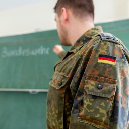 Bundeswehr-Soldat in einer Schule