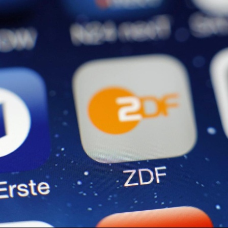 Die Logos von Das Erste und ZDF sind auf dem Touchscreen eines Smartphones zu sehen.