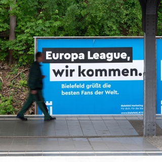 DFB-Pokalfinale: Plakate mit der Aufschrift "Europa League, wir kommen" und "Stuttgart gibt's gar nicht" stehen am Bahnhof Olympiastadion neben den Gleisen der Berliner S-Bahn.