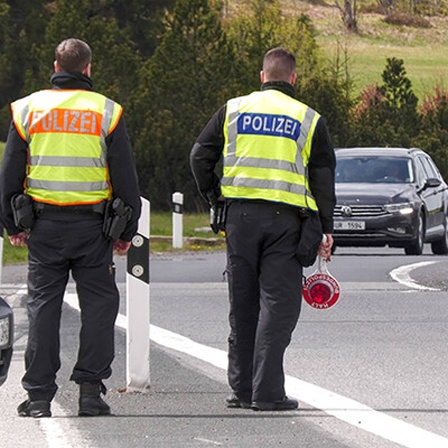 Zwei Polizisten bei der Grenzkontrolle