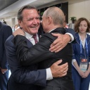 Altkanzler Gerhard Schröder umarmt Russlands Präsident Wladimir Putin (r.) 