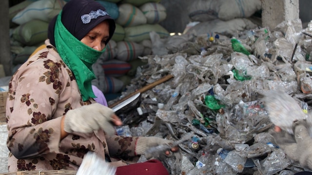Eine Müllsammlerin in den Müllbergen von Bangun, Indonesien. | Bild: BR/Radio Bremen/Sonam Rinzin