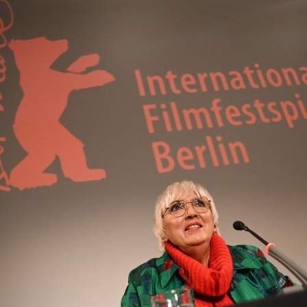 Claudia Roth (Bündnis 90/Die Grünen), Staatsministerin für Kultur und Medien, spricht während der Vorstellung der Berlinale-Spitze im Gropius Bau. Die 74. Internationalen Filmfestspiele Berlin finden vom 15. bis zum 25. Februar 2024 statt.