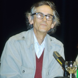Das Künstlerpaar Christo und Jeanne-Claude bei einer Pressekonferenz zur Verhüllung des Reichstags (Bild: imago images / teutopress) 