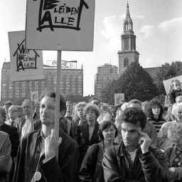 10.9.1992: "Wir bleiben alle" - Mieterdemo am Roten Rathaus (Bild: imago images/Rolf Zöllner)