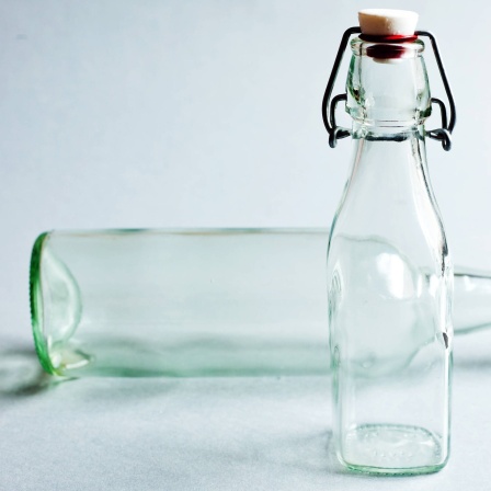 Zwei durchsichtige leere Bügelflaschen