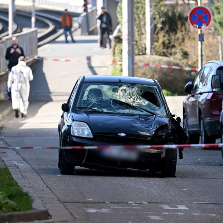 Auto rast in Mannheim in Menschenmenge