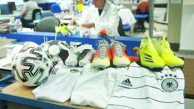 In einem Labor werden Fußballschuhe, Fußbälle und Fußballtrikots der EM 2021 getestet.