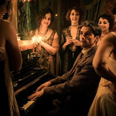 Raphaël Personnaz (3.v.r.) als Maurice Ravel in einer Szene des Films &#034;Bolero&#034;