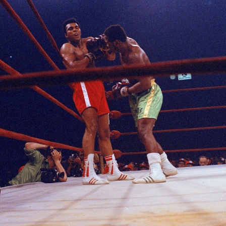 Joe Frazier besiegt am 8.3.1971 Muhammad Ali (Archivbild)