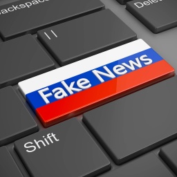 Auf dem Bild wird ein kleiner Teil einer Tastatur gezeigt, auf einer Taste steht Fake News, die Tast ist zudem mit den Farben der russischen Flagge versehen.