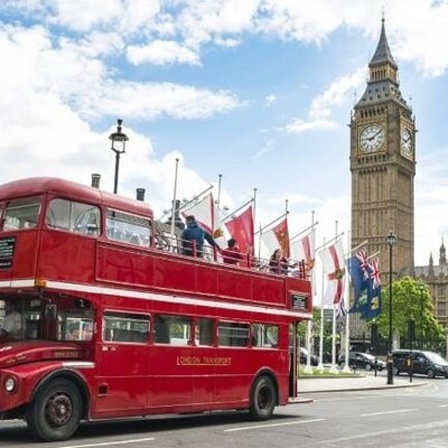 Rote Doppeldeckerbusse, Big Ben und der Westminster Palace in London