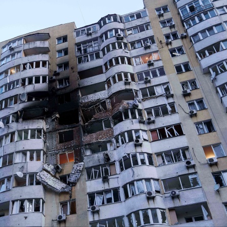Ein mehrstöckiges Wohnhaus wurde bei einem russischen Drohnenangriff auf Kiew, Ukraine, beschädigt.