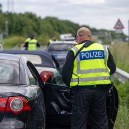 Bundespolizisten überprüfen mehrere Insassen von Fahrzeugen