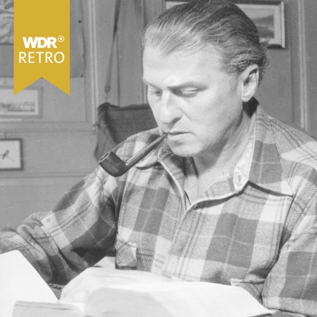 Der Dramatiker Carl Zuckmayer im Jahr 1946 mit Pfeife im Mund 