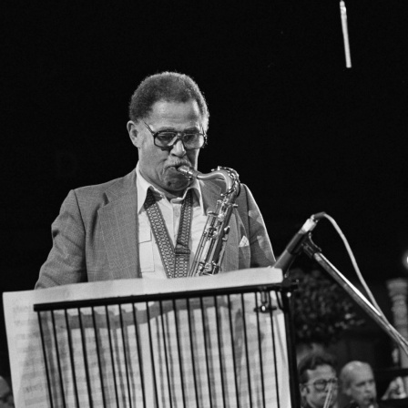 Dexter Gordon spielt Tenorsaxofon.