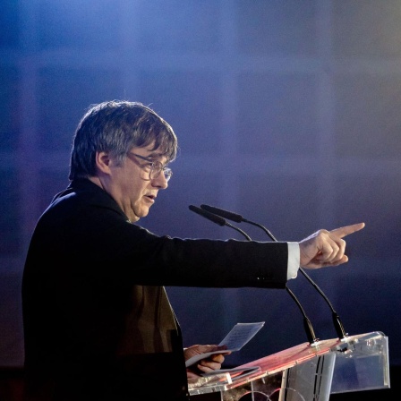 Der ehemalige katalanische Präsident Carles Puigdemont hält eine Rede während einer Kundgebung in Argeliers de Marenda (Frankreich) vor den katalanischen Regionalwahlen, die am 12. Mai stattfinden werden. 