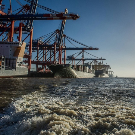 Bremerhaven - Skyline und Hafenanlagen von der Wasserseite aus gesehen.