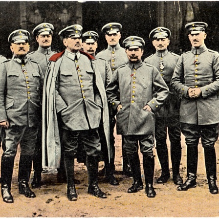Der deutsche General Alexander von Kluck (mit Umhang) 1914 mit Mitgliedern seines Generalstabs. Er kommandierte zu Beginn des Ersten Weltkriegs die 1. Armee, die 1914 den gescheiterten Angriff auf Paris unternahm.