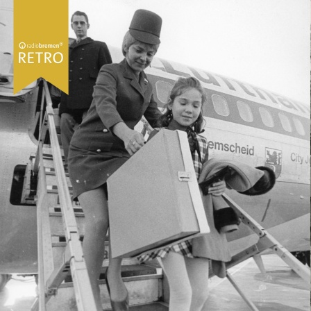 Eine Flugbegleiterin hilft beim Ausstieg aus einer Maschine - historisches Foto, Flughafen Bremen