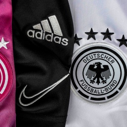 Logos des DFB, adidas und Nike nebeneinander auf Textilien
