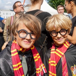 1758 als Harry Potter verkleidete Fans und Besucher stehen auf dem Hamburger Rathausmarkt.. Damit war der Weltrekord von bisher 997 geknackt und der Eintrag ins Guinnessbuch der Rekorde sicher.