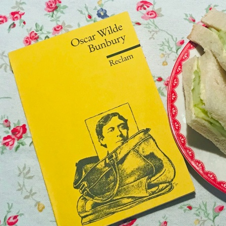 Gurkensandwiches und Oscar Wildes Buch "Bunbury" von "Reclam" beim eat.READ.sleep Folge 9