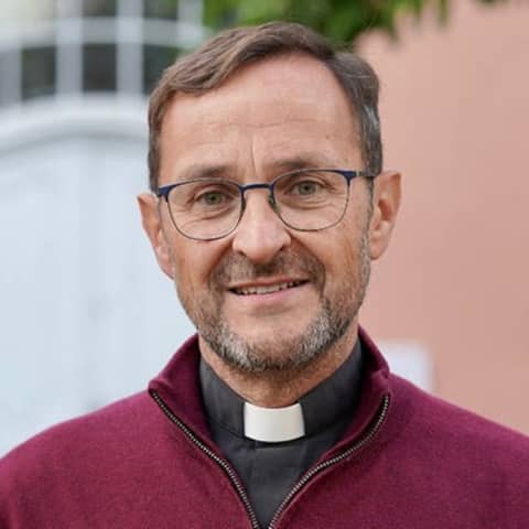 Pfarrer Jörg Meyrer ist Seelsorger im Ahrtal in RLP. Er trägt einen weinroten Pullover und sieht ernst in die Kamera. In SWR1 Leute spricht er über die Folgen der Flut für die Menschen.