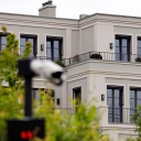 Eine Überwachungskamera leuchtet rot vor einer Gated Community in Bonn.