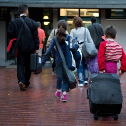 Flüchtlinge aus Syrien, zum Teil mit Rollkoffer, kommen am 11.09.2013 im Grenzdurchgangslager Friedland (Niedersachsen) an. 