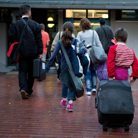 Flüchtlinge aus Syrien, zum Teil mit Rollkoffer, kommen am 11.09.2013 im Grenzdurchgangslager Friedland (Niedersachsen) an. 