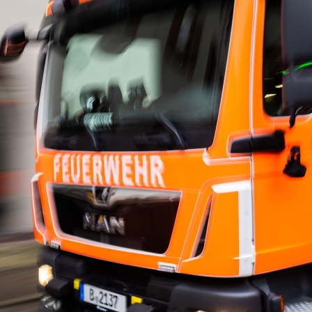 Ein Feuerwehrfahrzeug fährt zu einem Einsatz. 