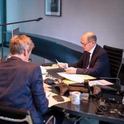 Bundeskanzler Olaf Scholz sitzt am 15.11.2024 an seinem Tisch im Bundeskanzleramt. Links sitzt sein außen- und sicherheitspolitischer Berater Jens Plötner. Regierungssprecher Steffen Hebestreit ist von hinten zu sehen.