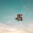 Luftballons fliegen am Himmel.