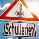Ein Schild mit einem Thermometer vor blauem Himmel mit Sonnenschein und dem Text "Schulferien" darunter (Fotomantage).