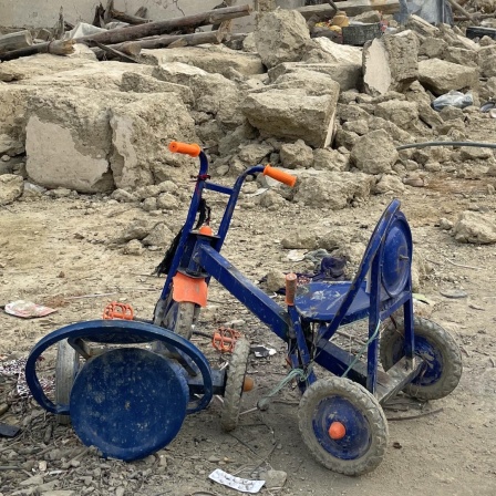 Ein Dreirad steht in den Trümmern vom Erdbeben in Afghanistan 