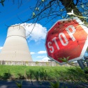 Auf einer Straße, von der aus das Kernkraftwerk Lingen zu sehen ist, steht am Straßenrand ein Stoppschild.