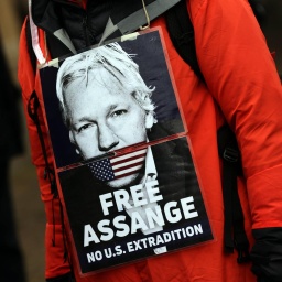 Ein Demonstrant hat sich ein Foto von Wikileaks-Gründer Julian Assange umgehängt, darauf ist zu lesen: "Free Assange No U.S. Extradition" (Freiheit für Assange - Keine Auslieferung in die USA).