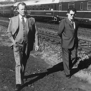 Bundeskanzler Willy Brandt auf einer Informationsreise durch Niedersachsen, 8. April 1974: Rechts der Referent im Bundeskanzleramt, Günter Guillaume.