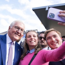 Elke Büdenbender (Ehefrau des Bundespräsidenten) und Frank-Walter Steinmeier (Bundespräsident der Bundesrepublik Deutschland) lassen sich am 14.09.2024 beim Bürgerfest des Bundespräsidenten im Schlossgarten Bellevue in Berlin zusammen mit Gästen fotografieren.