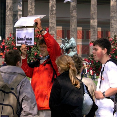 Schülergruppe mit ihrem Lehrer vor dem Alten Museum in Berlin