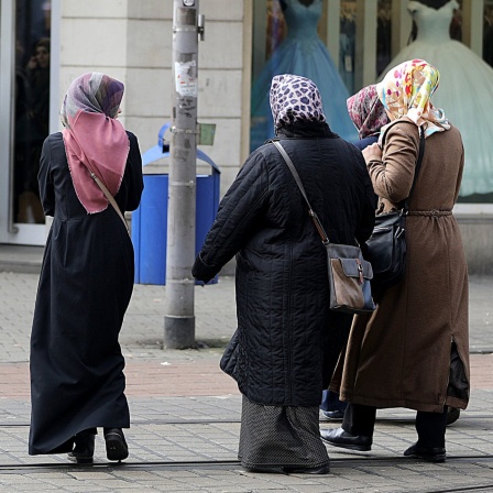 Frauen mit Kopftuch auf der Straße