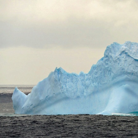 Ein Eisberg im südlichen Ozean der Antarktis.