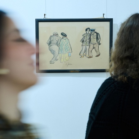 Besucherinnen stehen im Zille-Museum im Nikolaiviertel bei der Wiedereröffnung vor der Kreidezeichnung "Lude und Leichte Mädchen"