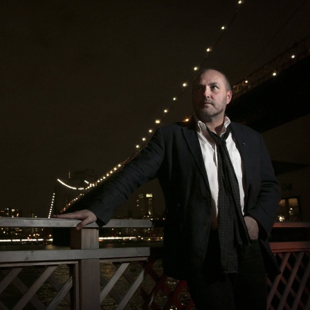 Der irische Schriftsteller Colum McCann vor der Skyline von New York. (Archivbild)