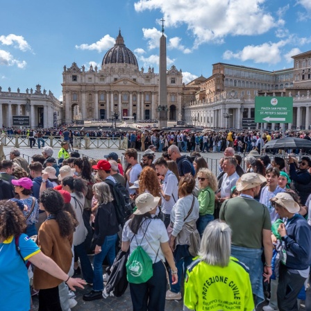 Gläubige und Besucher stehen am Petersdom an, um Abschied von Papst Franziskus zu nehmen. Vor der Beisetzung am Samstag, 26.04.26, konnten Besucher am offenen Sarg den verstorbenen Papst noch einmal sehen.