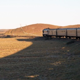 Zug fährt durch chinesische Landschaft
