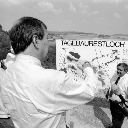 Bundesumweltminister Klaus Töpfer (CDU), 1992 am Tagebaurestloch Geiseltal bei Mücheln